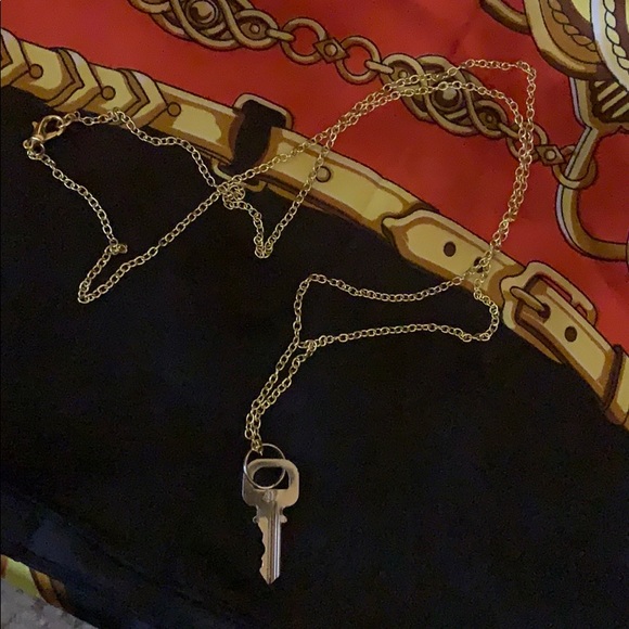 Louis Vuitton key 🔑 on 24” Gold Chain Necklace - Picture 7 of 8